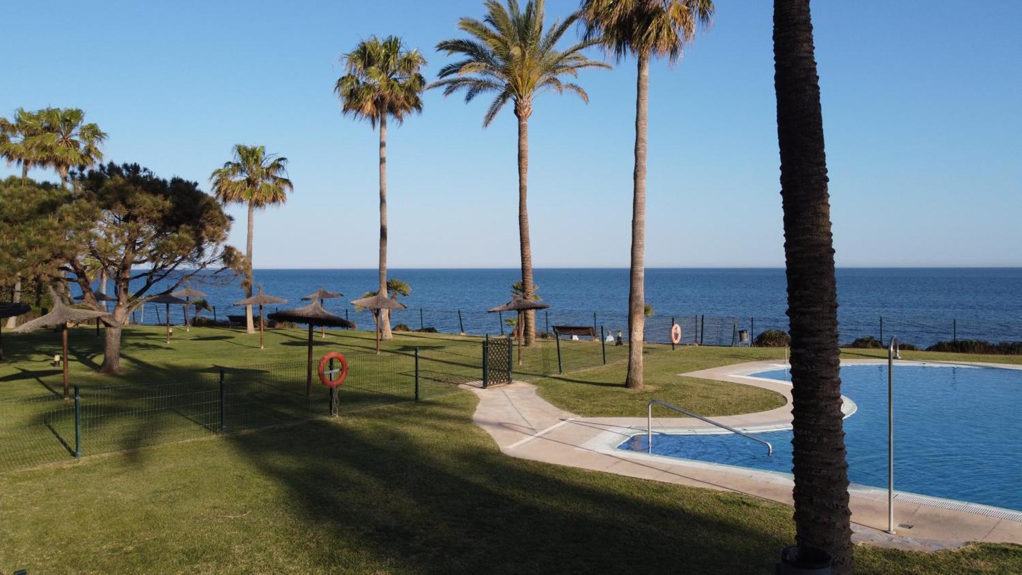 Frontline Beach Ground Floor With Privet Garden, Mi Capricho 16 Mijas Dış mekan fotoğraf