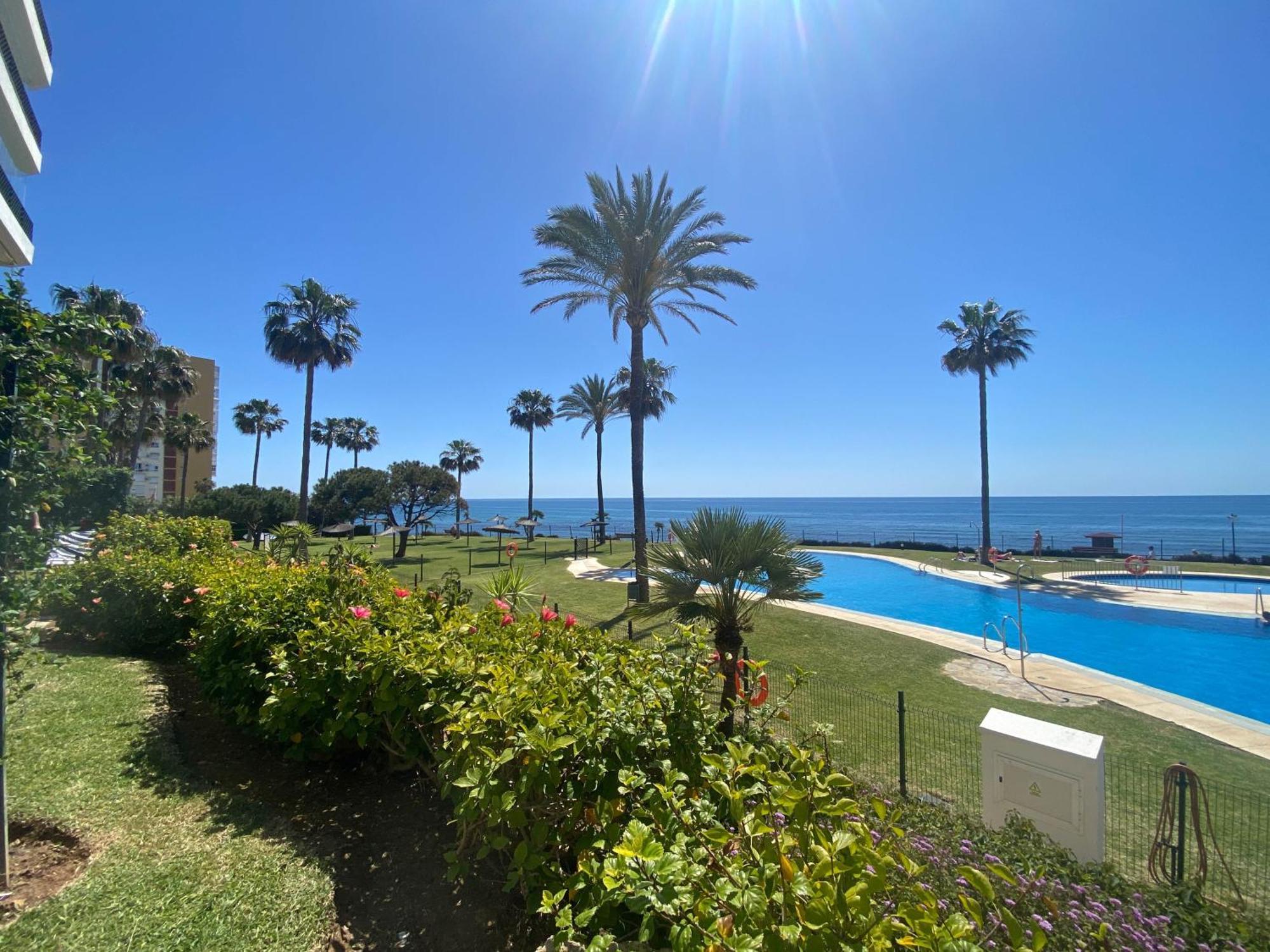 Frontline Beach Ground Floor With Privet Garden, Mi Capricho 16 Mijas Dış mekan fotoğraf