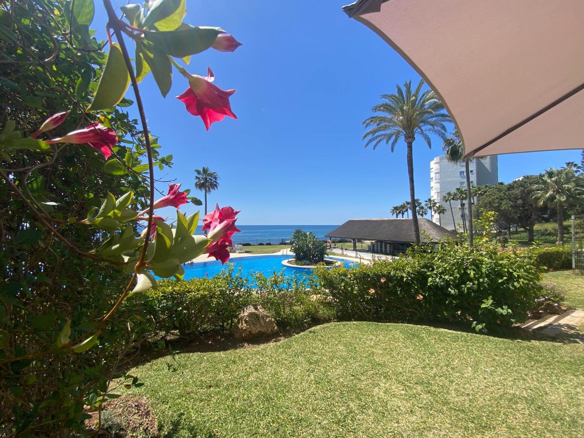 Frontline Beach Ground Floor With Privet Garden, Mi Capricho 16 Mijas Dış mekan fotoğraf